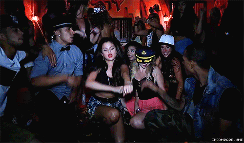 Selena-Gomez-Partying