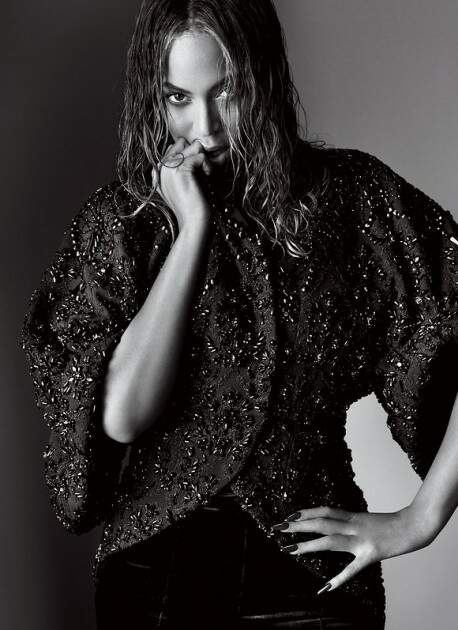 Jaqueta Givenchy e vestido Louis Vuitton