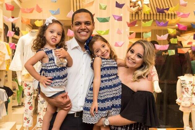 Luiz Gustavo Brasil e Kamila Castro com as filhas, Beatriz (esquerda) e Sophia (direita) 